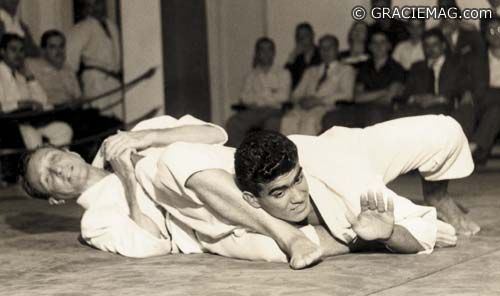 Mestre Carlos Gracie sempre incutiu que a defesa pessoal é importantíssima no Jiu-Jitsu.