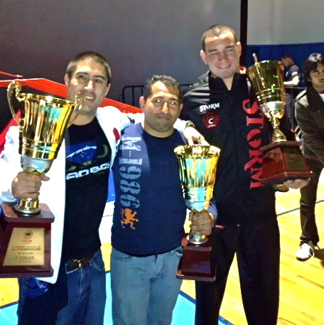 Delgado (center) with Comprido (right) and the 1st place trophy