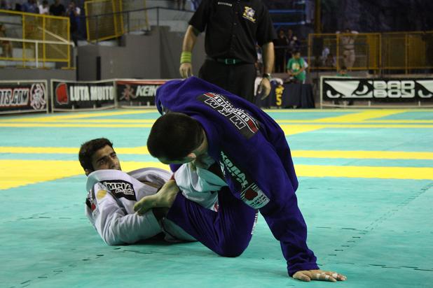 Leandro Lo em combate contra Michael Langhi. Foto: Carlos Ozório/GRACIEMAG