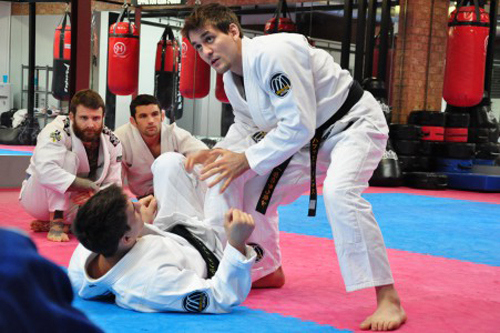 Rafa Mendes explica o leg drag, em seminário. Foto: Divulgação