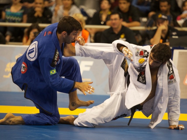 O campeão peso leve Leandro Lo (de branco) contra Lucas Lepri na final do Mundial 2012. Foto: John Lamonica/GRACIEMAG