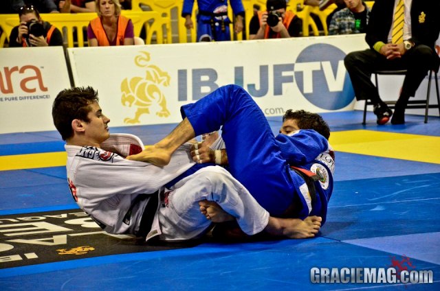 Caio Terra troca pegada com Laércio Fernandes, na final do IBJJ Pro League. Foto: Erin Herle/GRACIEMAG