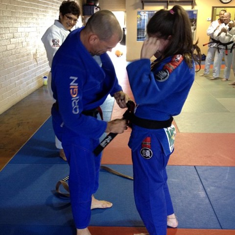 Mackenzie Dern recebeu a faixa-preta das mãos do seu pai, Megaton Dias. Foto: Divulgação.