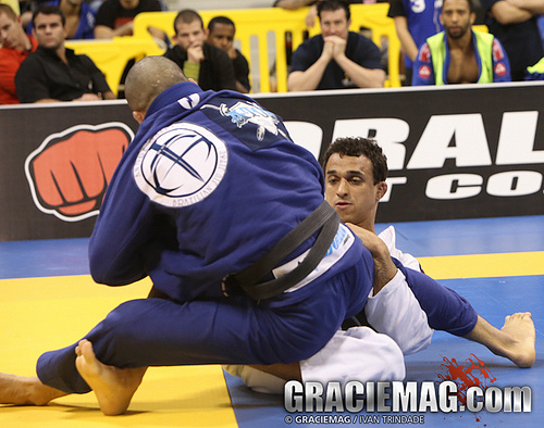 Rominho Barral raspa André Galvão na final da categoria, no IBJJ Pro League. Foto: Ivan Trindade/GRACIEMAG