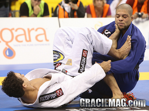 Rominho Barral faz guarda contra André Galvão, na final do Pro League 2012. Foto: Ivan Trindade/GRACIEMAG