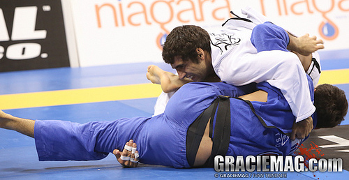 Leandro Lo tenta passar a guarda de Lucas Lepri, na final da categoria. Foto: Ivan Triandade/GRACIEMAG