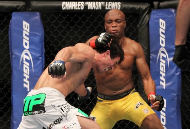 Anderson Silva castiga Chael Sonnen em julho no UFC Foto Josh Hedges