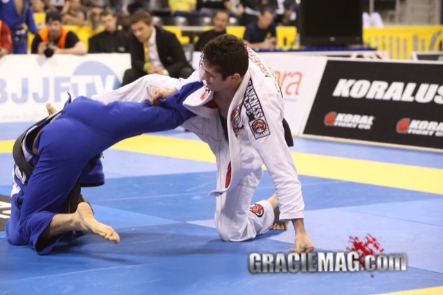 Caio Terra obtem sua 3a vantagem na final contra Laercio Fernandes na IBJJ Pro League