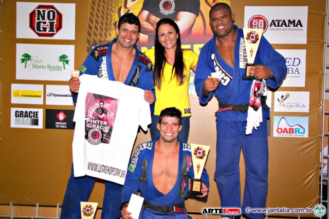 Irmãos Almeida e Kitner Moura com as premiações. Foto: Divulgação