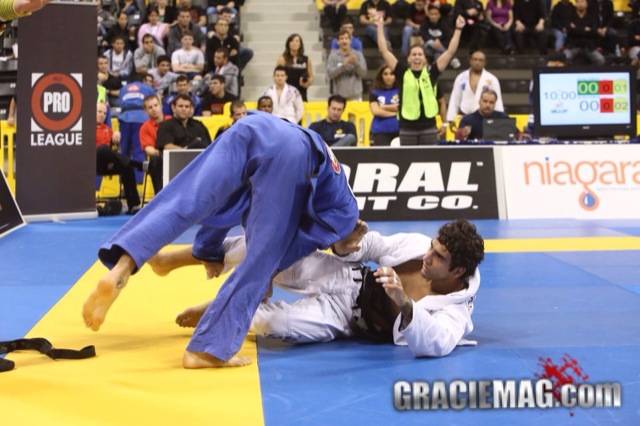 Leandro Lo faz guarda contra Lucas Lepri na IBJJ Pro League 2012 Foto GRACIEMAG