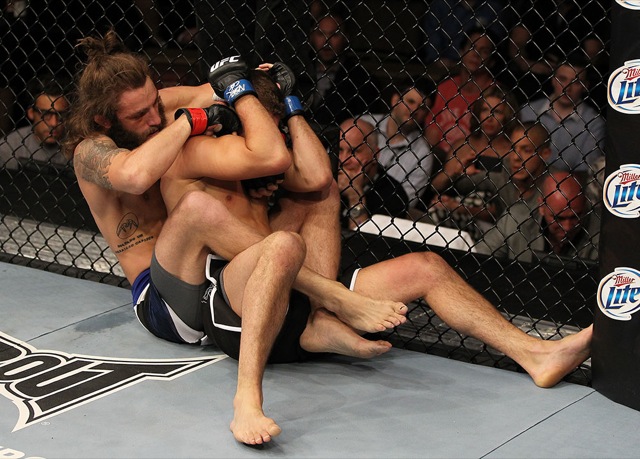 Fera do peso leve, Michael Chiesa ganha as costas de Al Iaquinta, na final do "The Ultimate Fighter 15 Finale". Foto: Josh Hedges/Zuffa LLC/Zuffa LLC via Getty Images