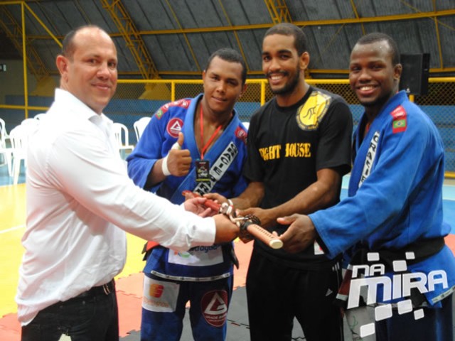 Olivar Leite entrega prêmio aos atletas da Gracie Barra (azul). Foto: Na Mira