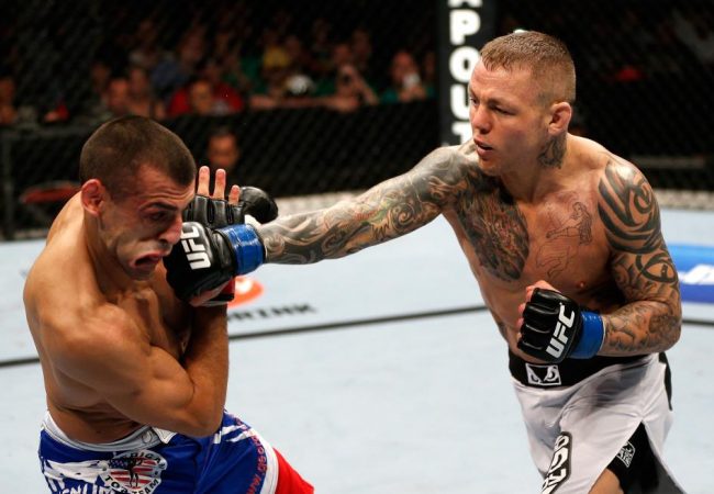 Pearson soltou o braço em Sotiropoulos. Foto: UFC/Zuffa LCC