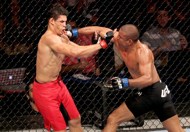 Serginho acerta bomba em Mutante, no UFC 147. Foto: Inovafoto/Divulgação