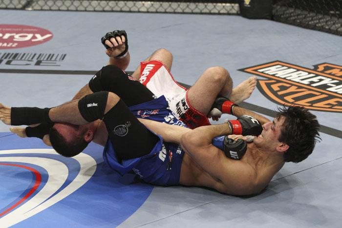 Sotiropoulos finaliza no braço. Foto: UFc/Zuffa LCC via  Getty Images