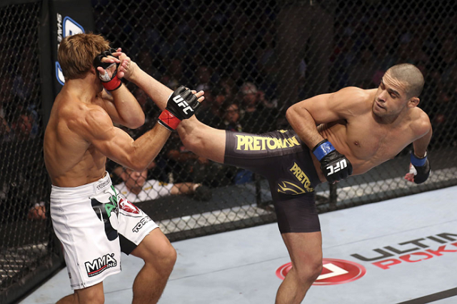 Renan Barão contra Urijah Faber pelo cinturão interino dos pesos galos no UFC 149 (Foto: Nick Laham/Zuffa LLC/Zuffa LLC via Getty Images)