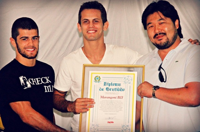 Gabriel e Rafael Marangoni recebem homengem do Deputado Federal, Junji Abe. Foto: Divulgação.