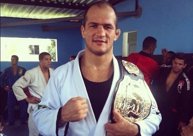 Junior Cigano é condecorado com a faixa-preta de Jiu-Jitsu