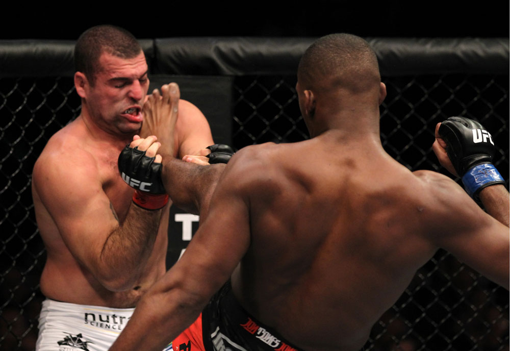 Shogun foi castigado por Jones e perdeu a cinta. Foto: Divulgação/UFC