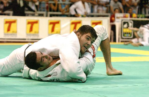 Robert Drysdale por cima de Bráulio Estima, na faixa-marrom do Mundial 2003. Foto: Gustavo Aragão/GRACIEMAG.com