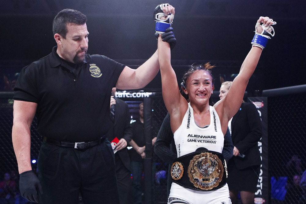 Carla Esparza levou o cinturão do Invicta. Foto: Esther Lin / Invicta Fighting Championships