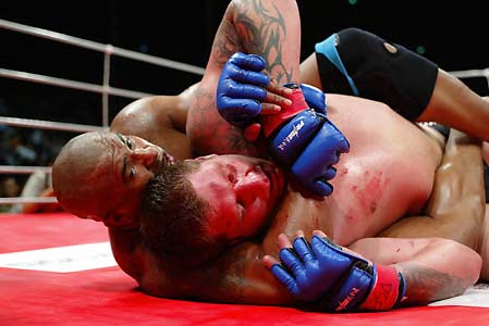 Assuerio Silva nas costas de Emelianenko no Pride Foto Susumu Nagao NOCAUTE