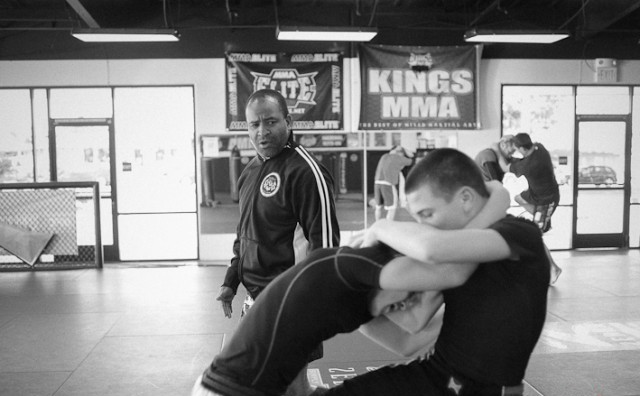 Rafael Cordeiro observa treino na Kings MMA. Foto: GRACIEMAG