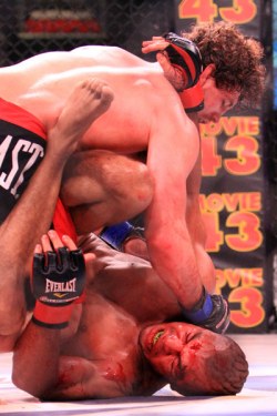 Ben Askren pressiona Karl Amoussou. Foto: Jeff Sherwood / Sherdog