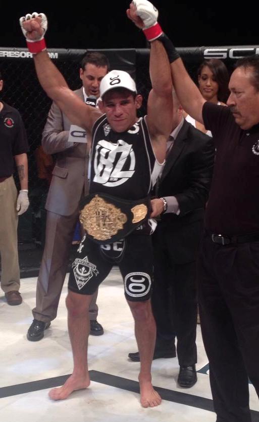 Luiz Buscapé recebe o cinturão do CFA. Foto: Reprodução/Facebook