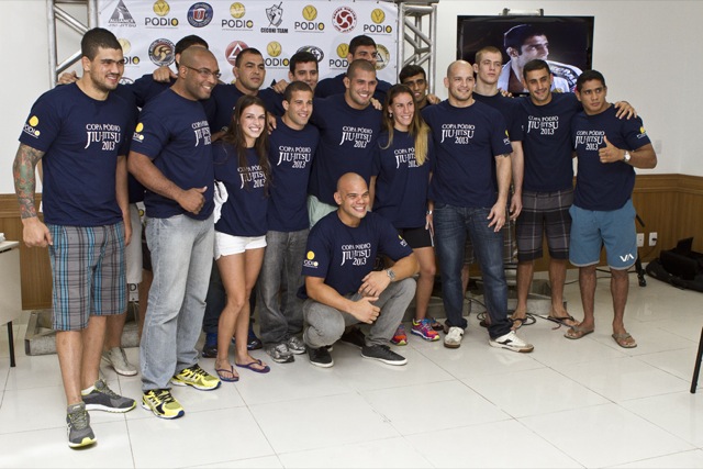 Os atletas da Copa Pódio posam em clima bem humorado, após a pesagem de ontem no Rio de Janeiro. Fotos: Gustavo Aragão/GRACIEMAG