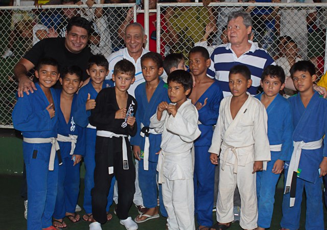 Elvys Osvaldo Alves e Arthur Virgilio Neto com os futuros campeoes de Manaus