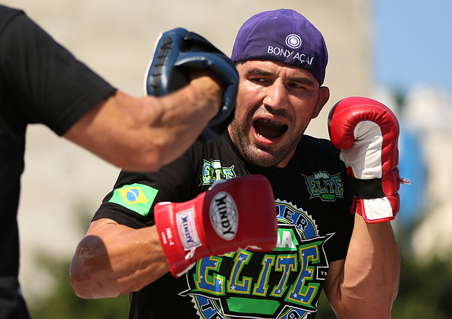 Glover Teixeira treina forte para luta com Rampage. Foto: Josh Hedges/Zuffa LCC via Getty Images