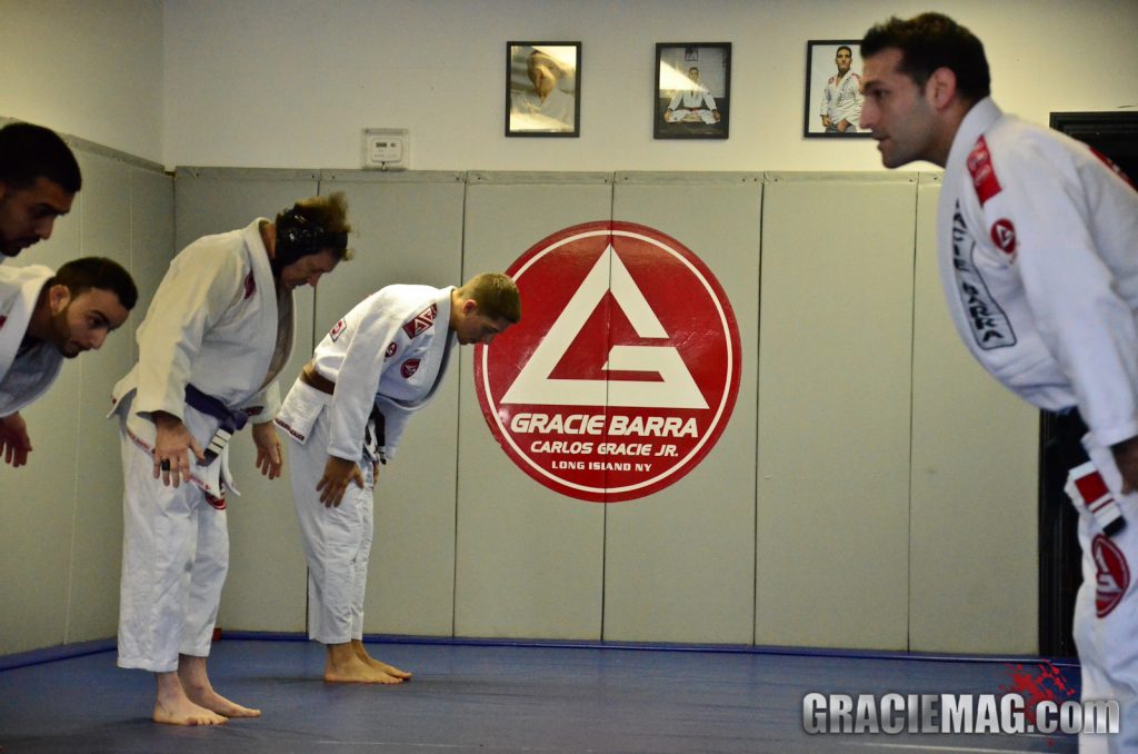 Professor Joe Scarola cumprimenta seus alunos, na Gracie Barra Long Island. Foto: Erin Herle