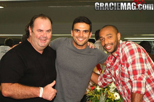 Thierry Henry cai no samba e elogia o Jiu-Jitsu no Rio, com Gui Valente e o DJ Jacke (camisa preta).