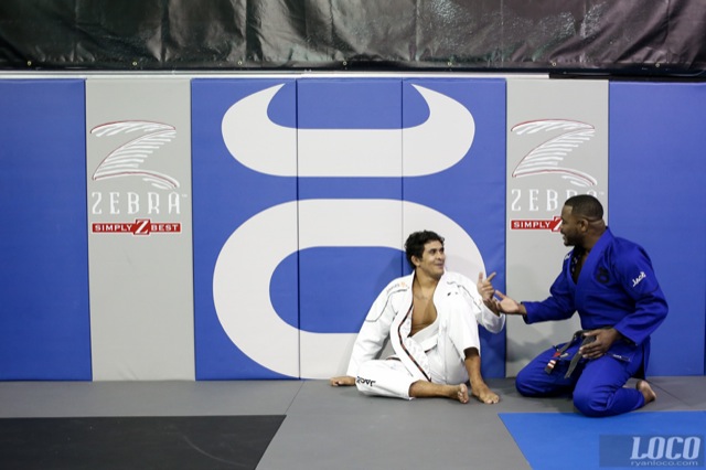 Rashad Evans com a faixa preta de Jiu Jitsu e o amigo Danillo Indio Foto Ryan Loco Divulgacao