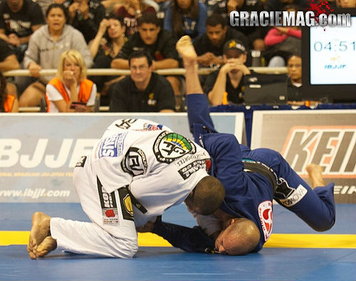 Rodolfo Vieira derruba Xande na final dos pesados, no Mundial 2012. Foto: John Lamonica