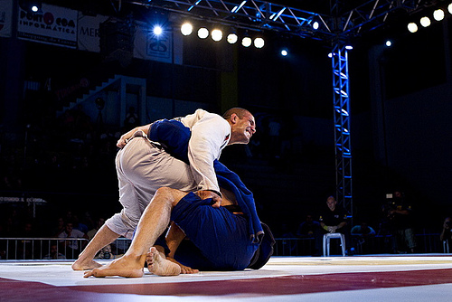 Aprenda uma passagem de meia-guarda simples para o seu Jiu-Jitsu