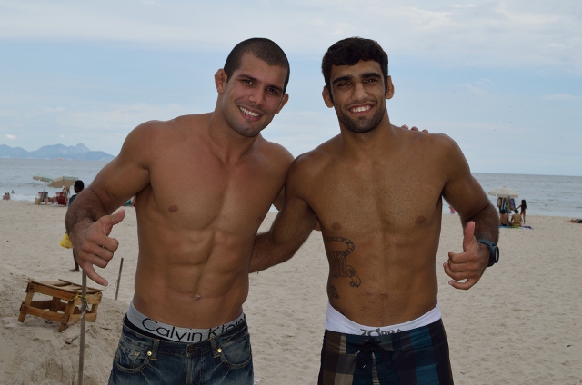 Rodolfo e Lo na praia de Copacabana. Foto: Deive Coutinho