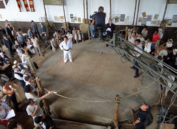 Um octógono rústico é palco para o duelo Jiu-Jitsu vs Capoeira. Foto:Lado a Lado/TV Globo
