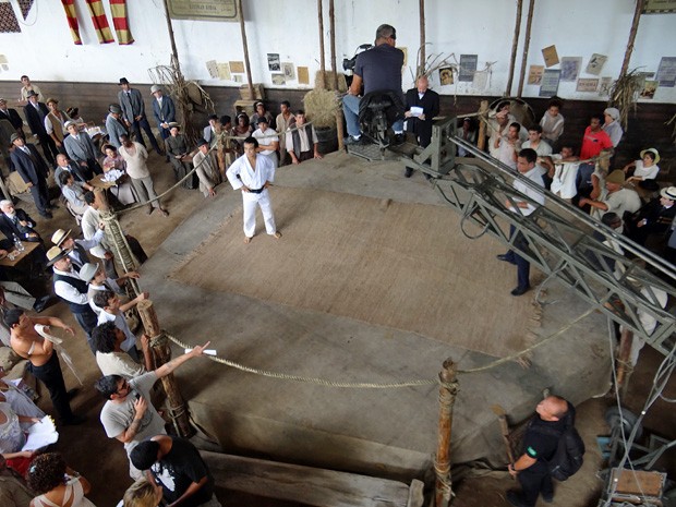 Um octógono rústico é palco para o duelo Jiu-Jitsu vs Capoeira. Foto:Lado a Lado/TV Globo