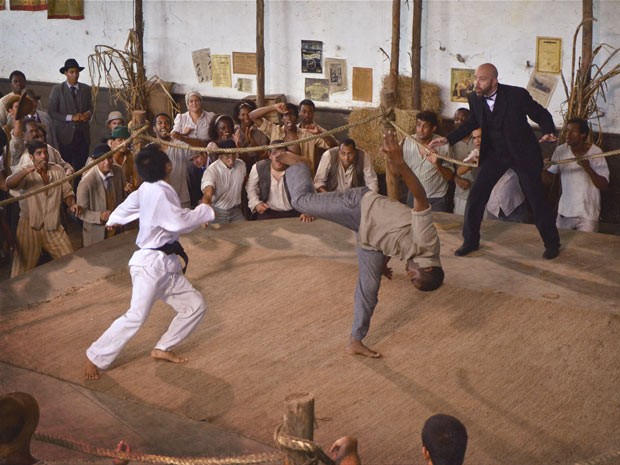 Acrobático, Zé "Navalha" acerta o professor japonês. Foto: Divulgação/TV Globo