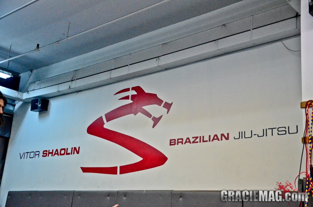 Parede com a logo do Vitor Shaolin BJJ. Foto: Erin Herle/GRACIEMAG