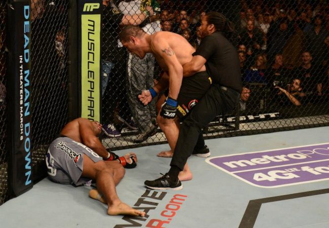 Pezão teve que ser contido por Herb Dean após nocautear Overeem. Foto: UFC/Divulgação