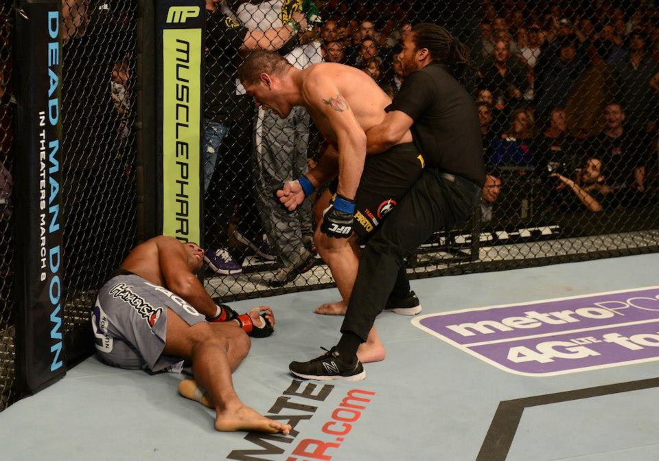 Pezão teve que ser contido por Herb Dean após nocautear Overeem. Foto: UFC/Divulgação