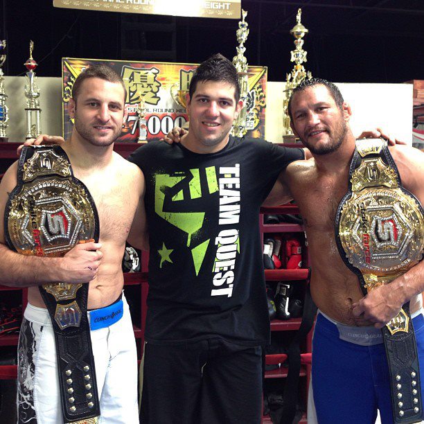 Ricardo Pantcho com os campeões do Strikeforce, Tarec Saffiedine e Dan Henderson. Foto: Arquivo Pessoal