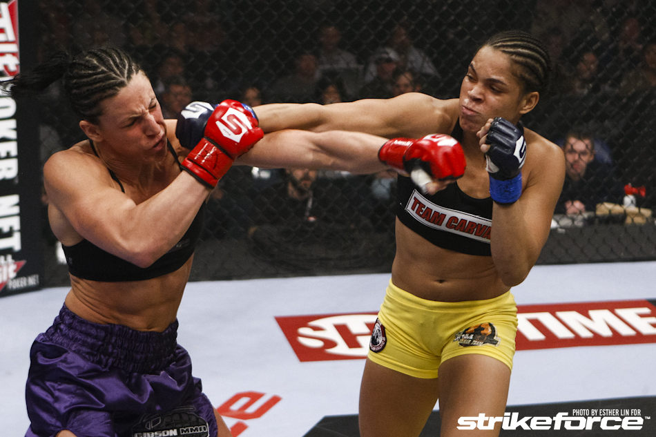 Amanda Nunes(dir.) entra para a história como primeira brasileira no UFC. Foto: Esther Lin/Strikeforce