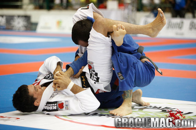 Bruno Frazatto finaliza no triângulo na seletiva do WPJJ em Gramado, em 2012. Foto: Ivan Trindade/GRACIEMAG