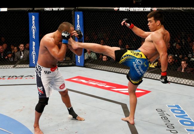 Lyoto aplica um chute alto em Dan Henderson e leva a vitória na decisão dos jurados. Foto: UFC/Divulgação