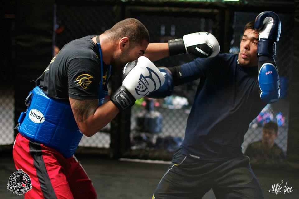 Raphael como sparring de Lyoto em treino na Blackhouse. Foto: Mike Lee/Blackhouse