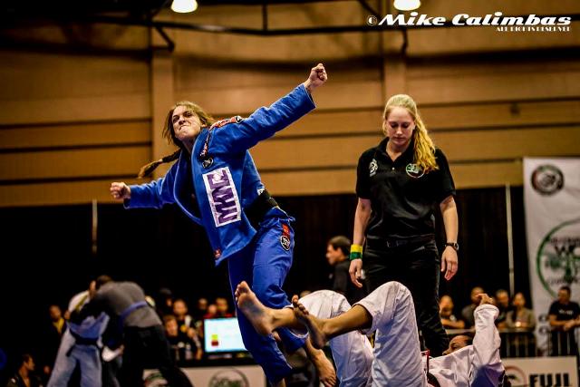 Mackenzie Dern comemora a vitória. Foto: Mike Calimbas